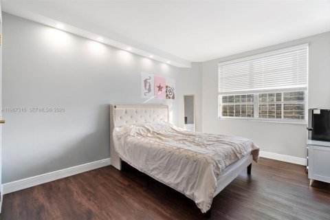 Condo in Hallandale Beach, Florida, 2 bedrooms  № 2028502 - photo 18