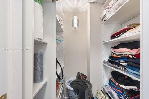 Condo in Hallandale Beach, Florida, 2 bedrooms  № 2028502 - photo 20