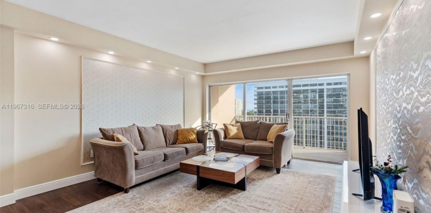 Condo in Hallandale Beach, Florida, 2 bedrooms  № 2028502