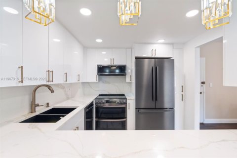 Condo in Hallandale Beach, Florida, 2 bedrooms  № 2028502 - photo 11