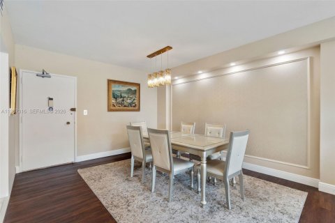 Condo in Hallandale Beach, Florida, 2 bedrooms  № 2028502 - photo 16