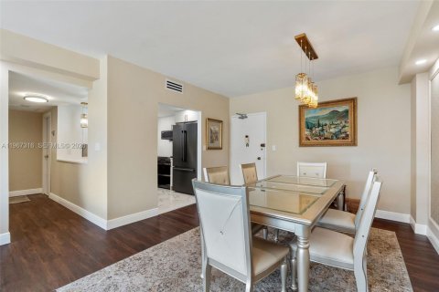 Condo in Hallandale Beach, Florida, 2 bedrooms  № 2028502 - photo 14