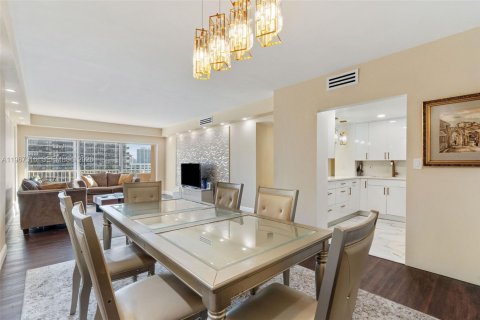 Condo in Hallandale Beach, Florida, 2 bedrooms  № 2028502 - photo 15