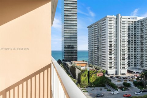 Condo in Hallandale Beach, Florida, 2 bedrooms  № 2028502 - photo 6