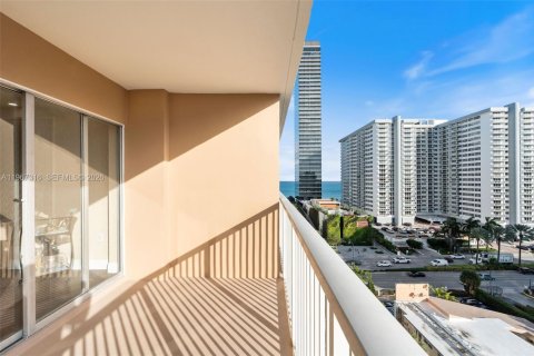 Condo in Hallandale Beach, Florida, 2 bedrooms  № 2028502 - photo 25