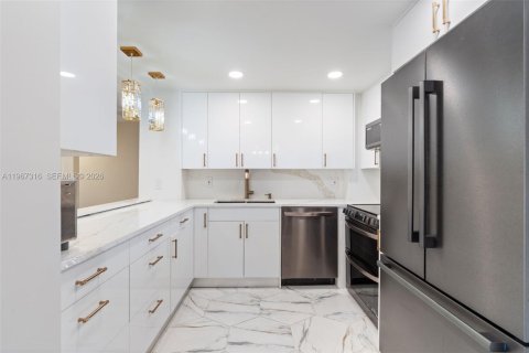 Condo in Hallandale Beach, Florida, 2 bedrooms  № 2028502 - photo 12