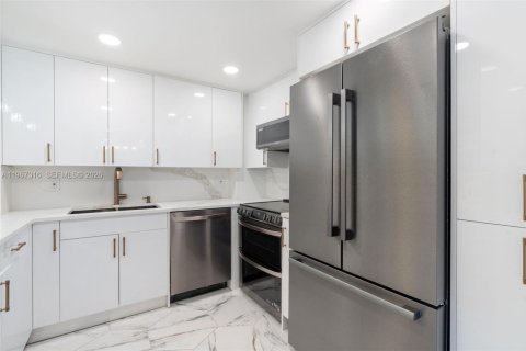 Condo in Hallandale Beach, Florida, 2 bedrooms  № 2028502 - photo 13