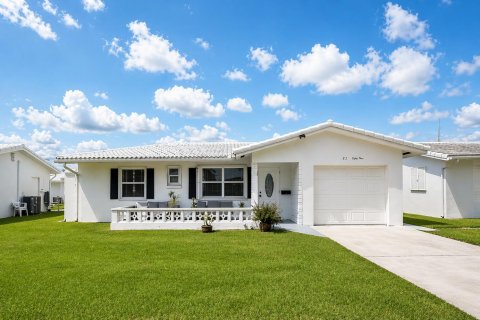 House in Boynton Beach, Florida 2 bedrooms, 119.57 sq.m. № 2246483 - photo 2