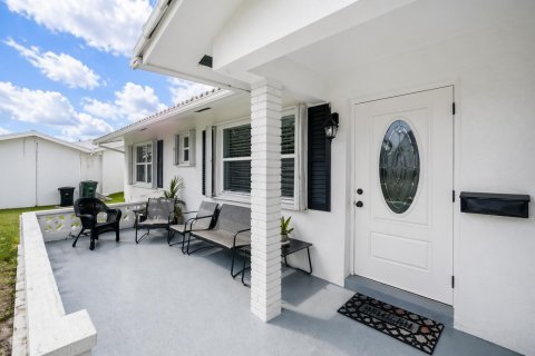 House in Boynton Beach, Florida 2 bedrooms, 119.57 sq.m. № 2246483 - photo 3