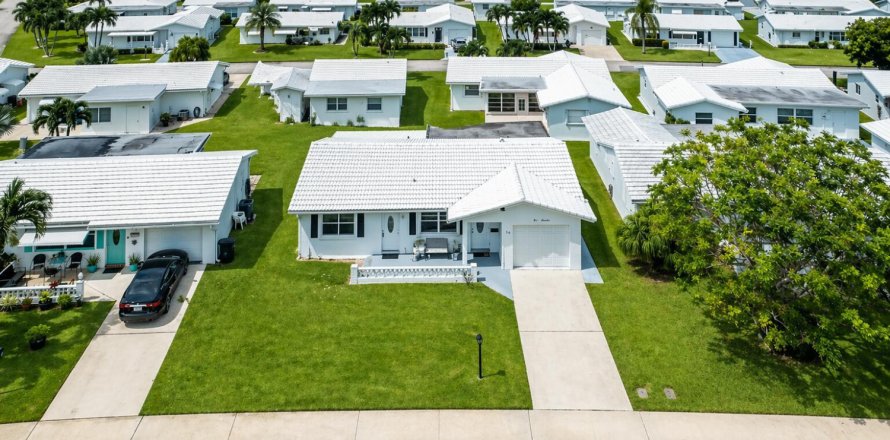 House in Boynton Beach, Florida 2 bedrooms, 119.57 sq.m. № 2246483
