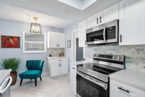 House in Boynton Beach, Florida 2 bedrooms, 119.57 sq.m. № 2246483 - photo 9