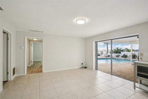 House in Saint Petersburg, Florida 4 bedrooms, 202.53 sq.m. № 2093105 - photo 8