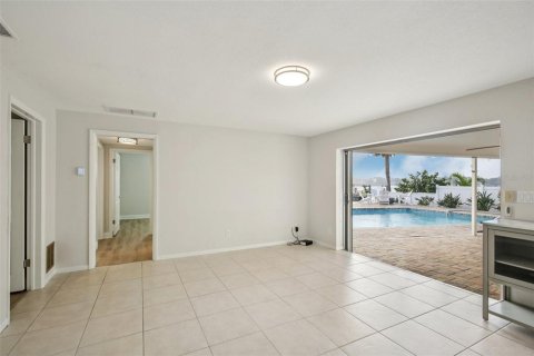 House in Saint Petersburg, Florida 4 bedrooms, 202.53 sq.m. № 2093105 - photo 9