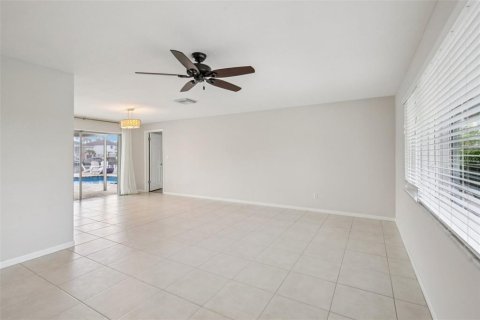 House in Saint Petersburg, Florida 4 bedrooms, 202.53 sq.m. № 2093105 - photo 13