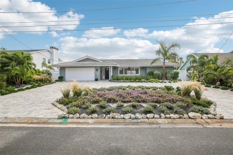 House in Saint Petersburg, Florida 4 bedrooms, 202.53 sq.m. № 2093105