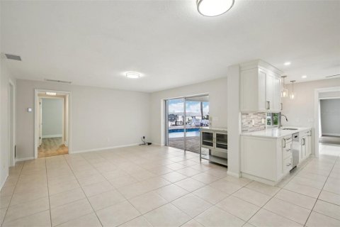 House in Saint Petersburg, Florida 4 bedrooms, 202.53 sq.m. № 2093105 - photo 3