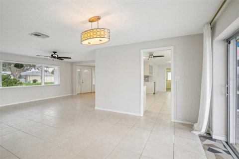 House in Saint Petersburg, Florida 4 bedrooms, 202.53 sq.m. № 2093105 - photo 10