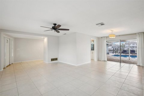 House in Saint Petersburg, Florida 4 bedrooms, 202.53 sq.m. № 2093105 - photo 12
