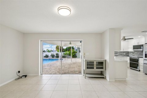 House in Saint Petersburg, Florida 4 bedrooms, 202.53 sq.m. № 2093105 - photo 7