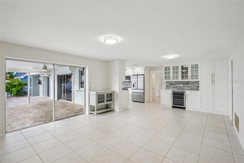 House in Saint Petersburg, Florida 4 bedrooms, 202.53 sq.m. № 2093105 - photo 6
