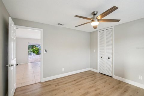 House in Saint Petersburg, Florida 4 bedrooms, 202.53 sq.m. № 2093105 - photo 24