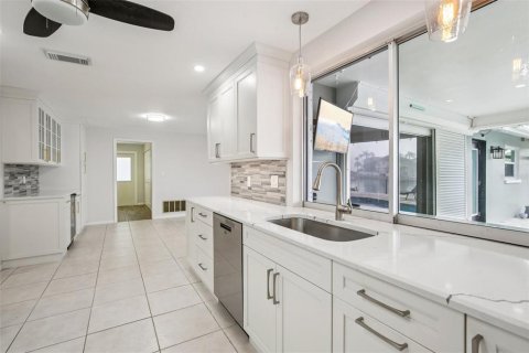 House in Saint Petersburg, Florida 4 bedrooms, 202.53 sq.m. № 2093105 - photo 20
