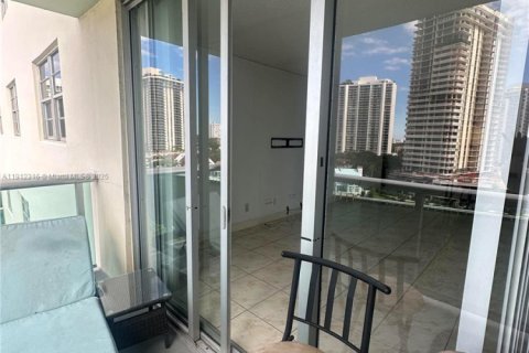 Condo in Sunny Isles Beach, Florida, 1 bedroom № 2082325 - photo 2