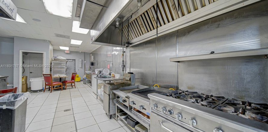 Commercial property in Homestead, Florida № 1809708