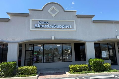 Коммерческая недвижимость в Помпано-Бич, Флорида № 2053288