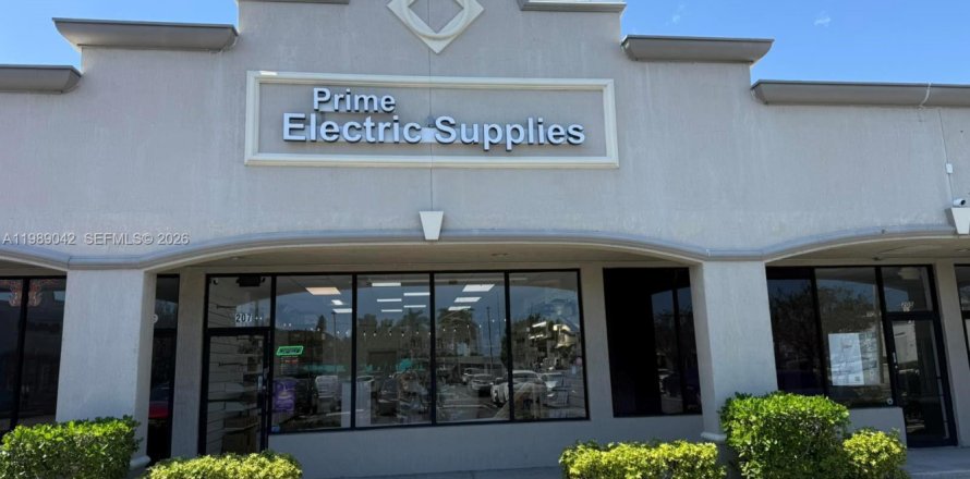 Коммерческая недвижимость в Помпано-Бич, Флорида № 2053288