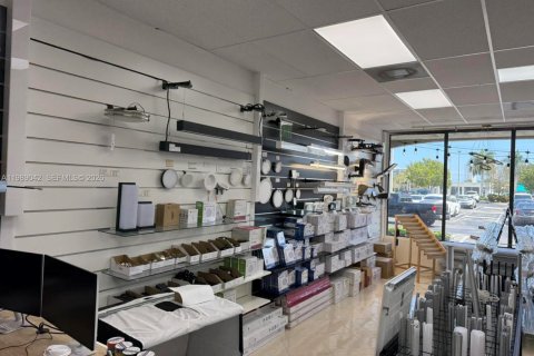 Купить коммерческую недвижимость в Помпано-Бич, Флорида № 2053288 - фото 4