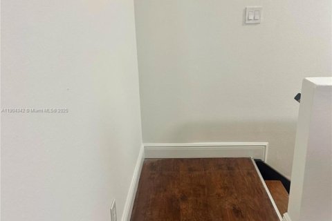 Condominio en alquiler en Hialeah, Florida, 1 dormitorio, 91.23 m2 № 1956483 - foto 4