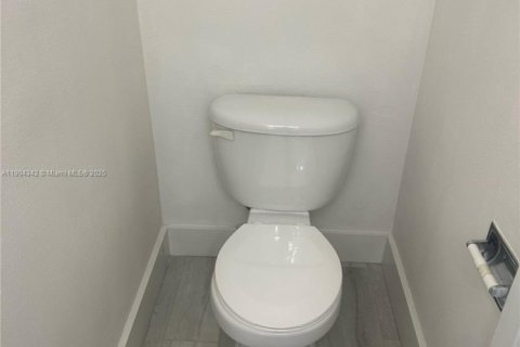 Condominio en alquiler en Hialeah, Florida, 1 dormitorio, 91.23 m2 № 1956483 - foto 9
