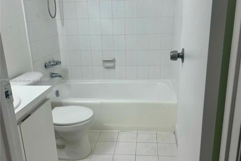 Condominio en alquiler en Hialeah, Florida, 1 dormitorio, 91.23 m2 № 1956483 - foto 7