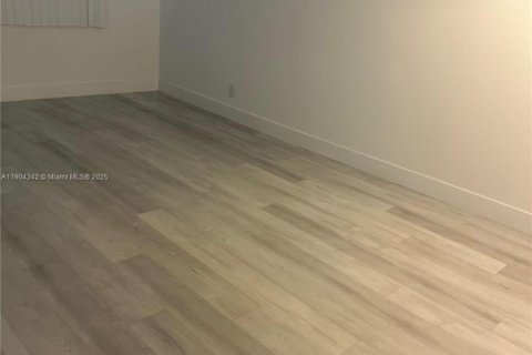 Condominio en alquiler en Hialeah, Florida, 1 dormitorio, 91.23 m2 № 1956483 - foto 2