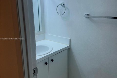 Condominio en alquiler en Hialeah, Florida, 1 dormitorio, 91.23 m2 № 1956483 - foto 8