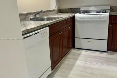 Condominio en alquiler en Hialeah, Florida, 1 dormitorio, 91.23 m2 № 1956483 - foto 1