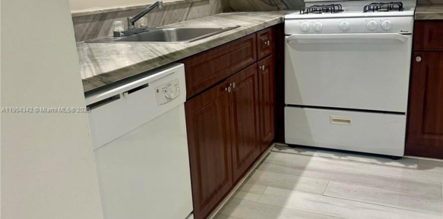 Condominio en Hialeah, Florida, 1 dormitorio  № 1956483