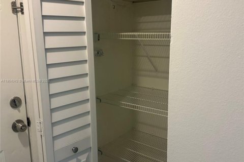 Condominio en alquiler en Hialeah, Florida, 1 dormitorio, 91.23 m2 № 1956483 - foto 3