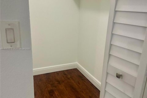 Condominio en alquiler en Hialeah, Florida, 1 dormitorio, 91.23 m2 № 1956483 - foto 6