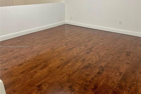 Condominio en alquiler en Hialeah, Florida, 1 dormitorio, 91.23 m2 № 1956483 - foto 5