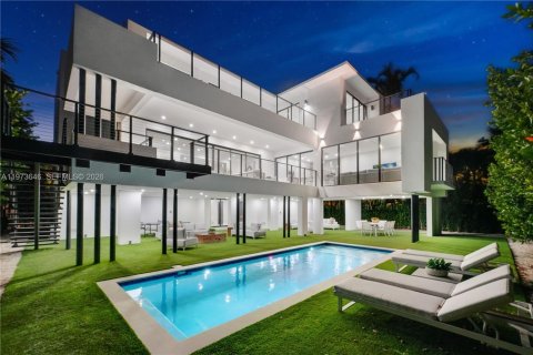 Купить виллу или дом в Ки-Бискейн, Флорида 6 спален, 327.02м2, № 2036242 - фото 2