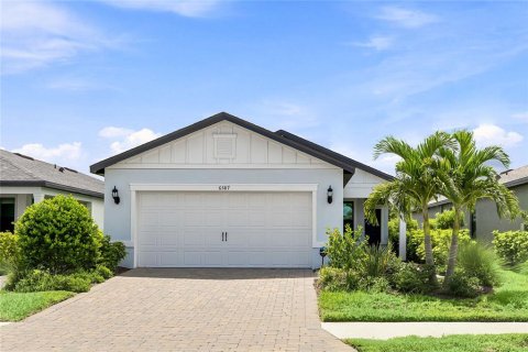 House in Sarasota, Florida 4 bedrooms, 147.81 sq.m. № 2363345