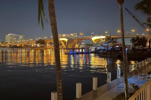 Condo in Fort Lauderdale, Florida, 2 bedrooms  № 2069330 - photo 5