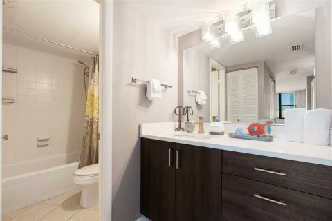Copropriété à vendre à Sarasota, Floride: 2 chambres, 108.23 m2 № 2434541 - photo 15