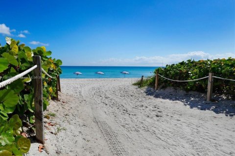 Condo in Miami Beach, Florida, 1 bedroom  № 1845884 - photo 23