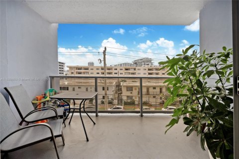 Condo in Miami Beach, Florida, 1 bedroom  № 1845884 - photo 9