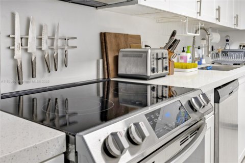 Condo in Miami Beach, Florida, 1 bedroom  № 1845884 - photo 5