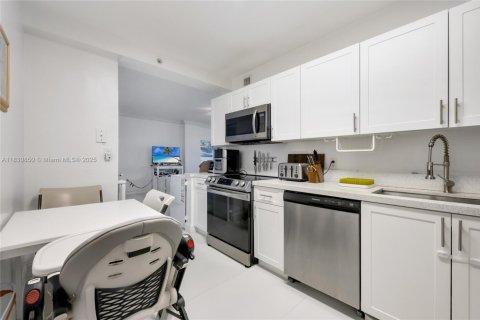 Condo in Miami Beach, Florida, 1 bedroom  № 1845884 - photo 4