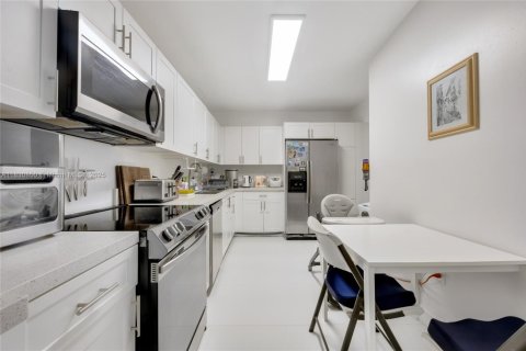 Condo in Miami Beach, Florida, 1 bedroom  № 1845884 - photo 3